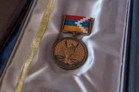 Bako Sahakyan posthumously awarded serviceman Vahagn Eloyan with the  :For service in Battle" medal