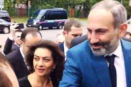 Никол Пашинян с супругой посетил Армянскую церковь в Москве (video)