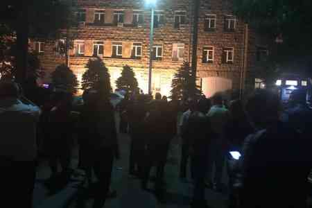Небольшая группа сторонников Манвела Григоряна вышла на акцию протеста против его задержания