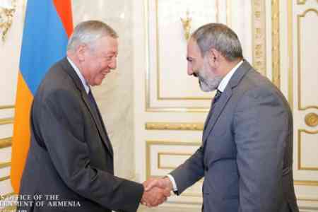 Nikol Pashinyan received the chairman of the France-Artsakh  friendship group Francois Rochebloine