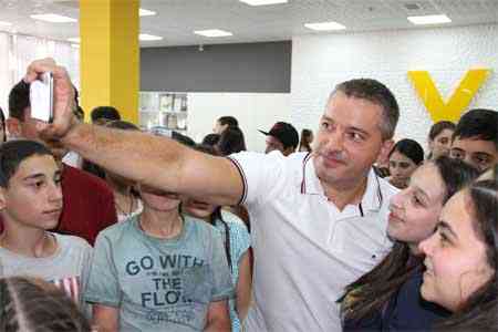 Gyumri pupils visit Beeline administrative office