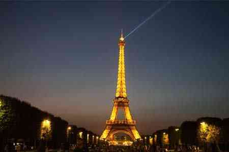 The Eiffel Tower lit in gold in memory of Aznavour