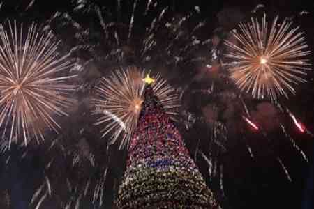 Айк Марутян на площади Республики зажег огни на главной елке страны