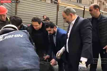 Unsanitary conditions at a construction site in Yerevan outraged  Premier Pashinyan - he took up the broomstick
