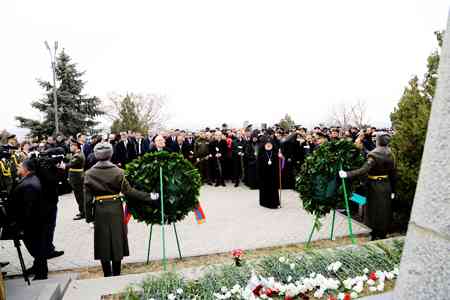 В Армении вспоминают героев четырехдневной апрельской войны": Премьер посетил "Ераблур"