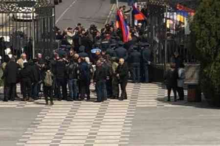Напротив парламента Армении прошла акция в защиту национальных ценностей: священнослужитель хочет осветить зал НС, <оскверненный> выступлением трансгендера