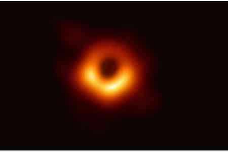 Астрофизики впервые показали изображение черной дыры