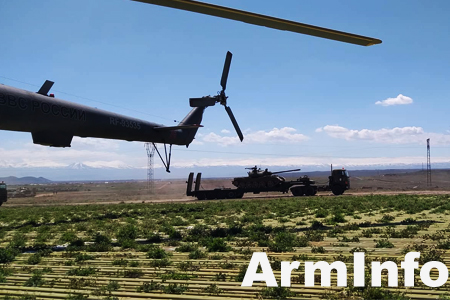 Молодые российские летчики армейской авиации в Армении осваивают новые вертолеты