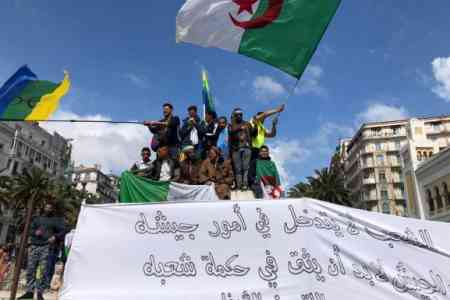 "Народ хочет свергнуть этот режим". В столице Алжира тысячи людей вышли на акции протеста