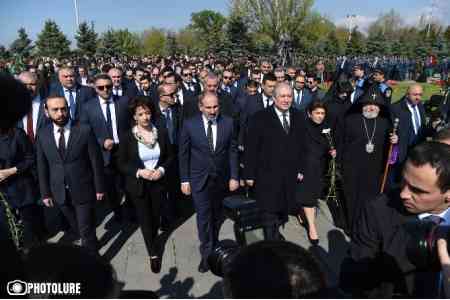 Высшее руководство Армении в "Цицернакаберде" почтило память жертв Геноцида армян