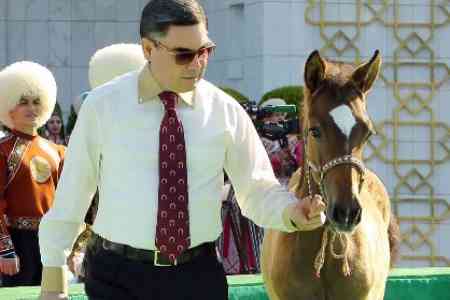 В Туркменистане отметили национальный праздник туркменского скакуна
