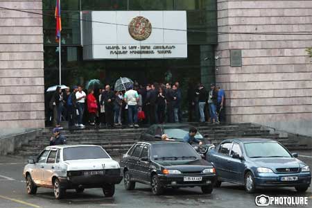 Citizens of Armenia blocked the entrance to the building of the  Yerevan court of general jurisdiction of the Nor Nork district