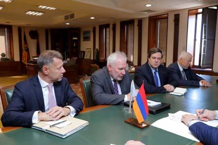 Вопросы формирования атмосферы,  способствующей установлению мира обсудили премьер Армении и сопредседатели