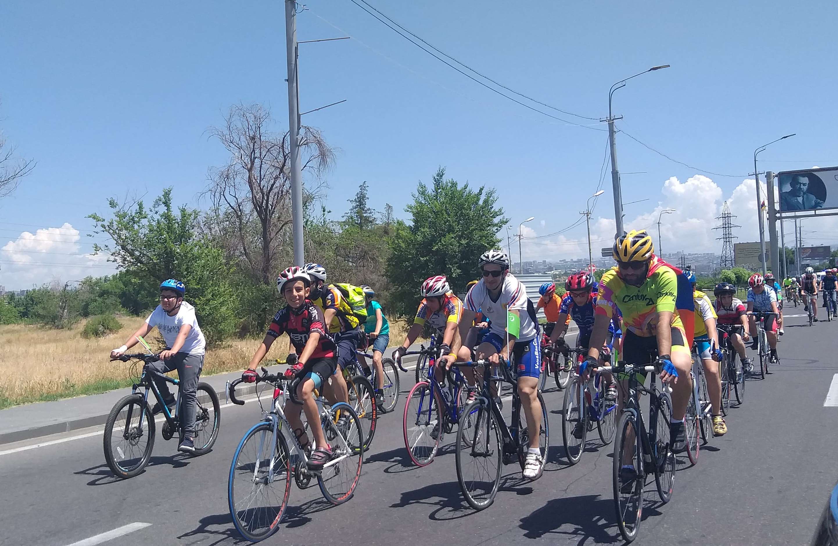 В Ереване отметили Международный День велосипеда: Посольство Туркменистана  организовало велопробег