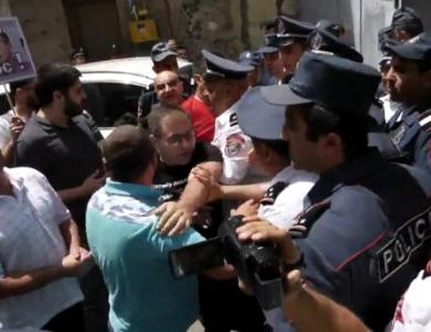 Между участниками движения "Вето" и сотрудниками полиции Армении перед зданием фонда Сороса произошла потасовка