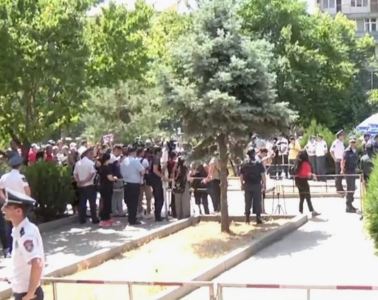 Между сторонниками и противниками Роберта Кочаряна во дворе Апелляционного суда Еревана произошла стычка