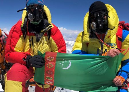 Флаг Туркменистана поднят на Эвересте