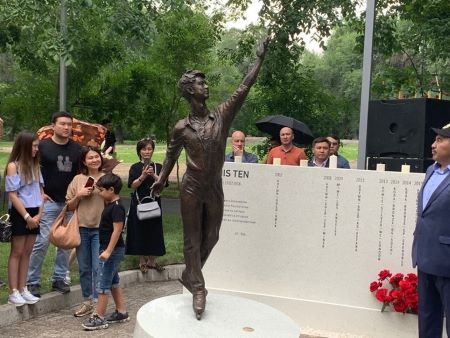 В Алматы открыли мемориал памяти Дениса Тена