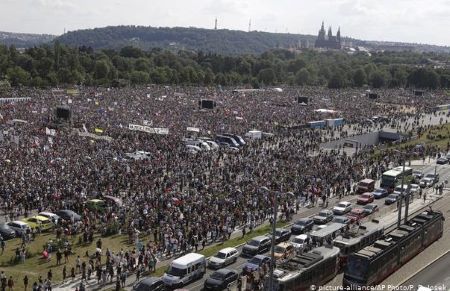 Четверть миллиона чехов в Праге требуют отставки премьера Бабиша