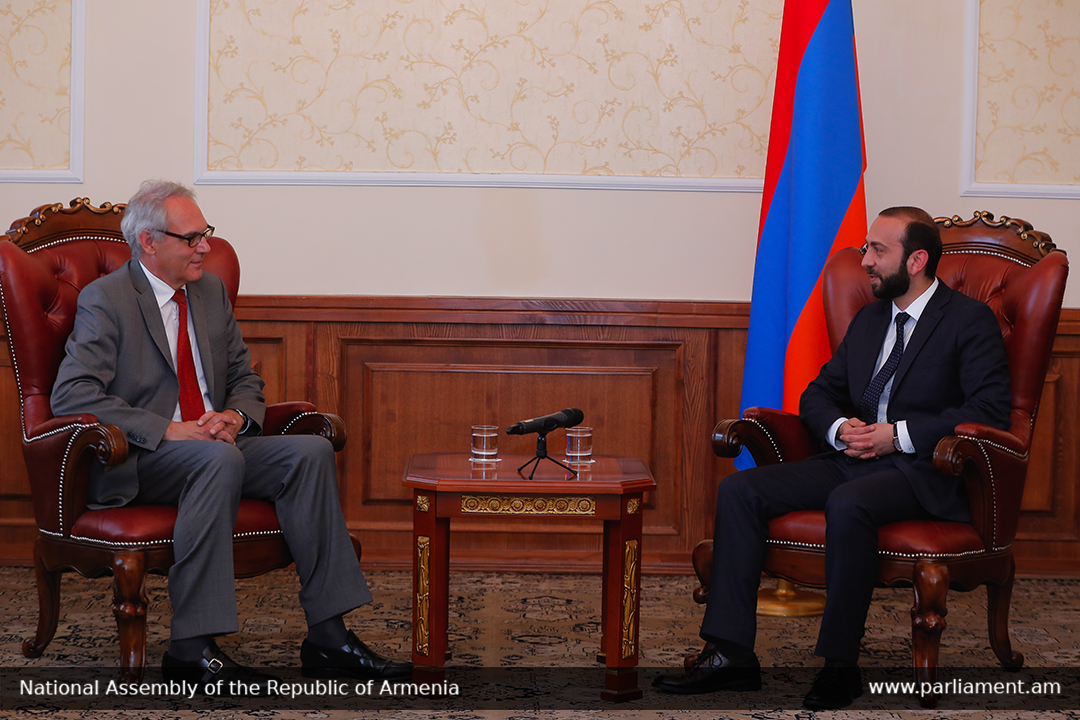 Глава армянского парламента провел прощальную встречу с послом Германии
