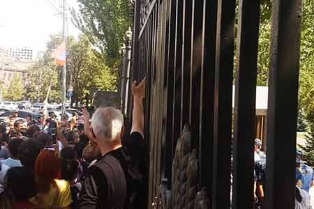 In front of Armenian parliament, between police officers and  participants opposed to exploitation of Amulsar a brawl took place