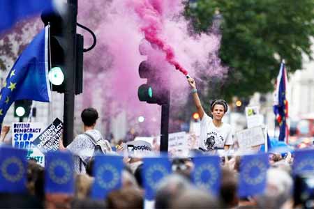 Великобритания: протесты против приостановки работы парламента