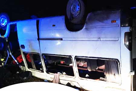 Микроавтобус Ереван-Батуми столкнулся с грузовиком 
