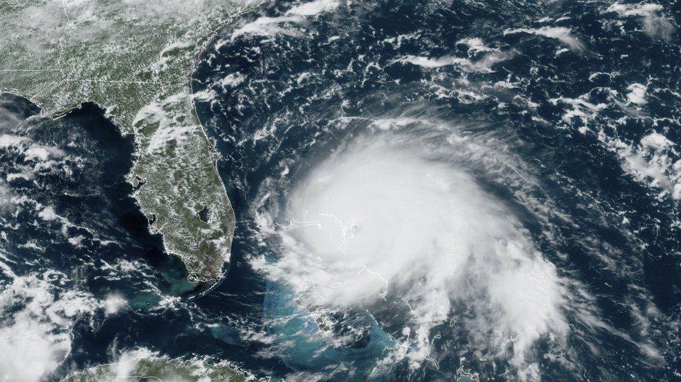 «Катастрофический» ураган «Дориан» идет над Багамскими островами