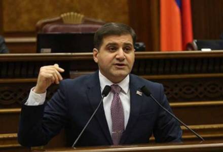 Покинувший фракцию <Просвещенная Армения> Арман Бабаджанян продолжит работу в статусе независимого депутата