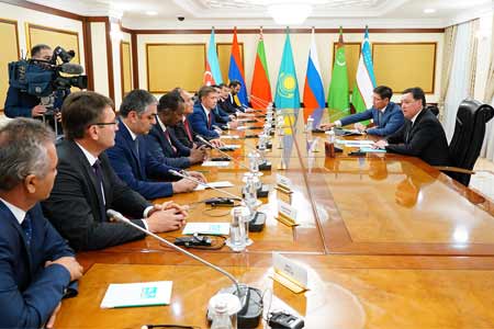 Премьер-Министр РК Аскар Мамин встретился с министрами связи СНГ