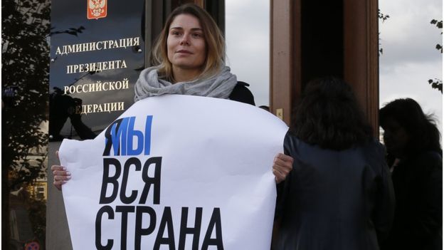 Актеры России вышли к администрации президента поддержать Устинова