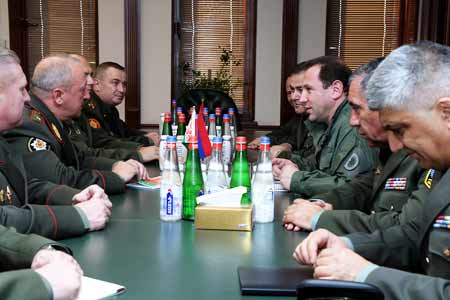 Начальник Генштаба ВС Беларуси проводит переговоры в Ереване