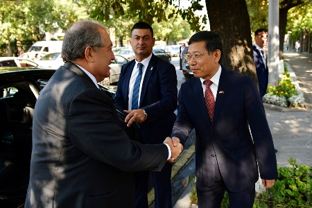 По случаю 70-летия образования КНР президент Армении посетил посольство Китая в стране