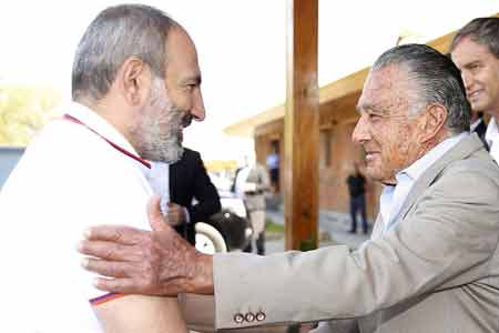Nikol Pashinyan got acquainted with the activities of Tierras de  Armenia CJSC, owned by an Argentinean businessman of Armenian origin,  philanthropist Eduardo Ernekyan