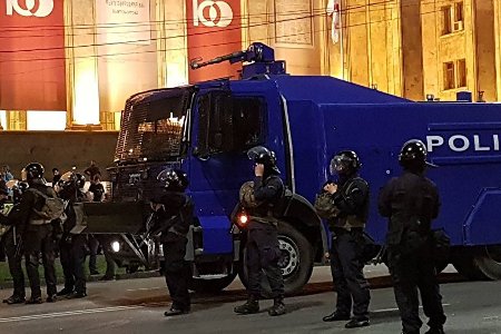 Грузинская полиция разгоняет митингующих у парламента водометами