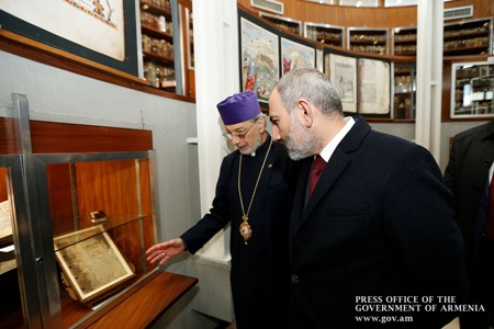 Nikol Pashinyan left a note in the Golden Book of the Mekhitarist  Congregation 