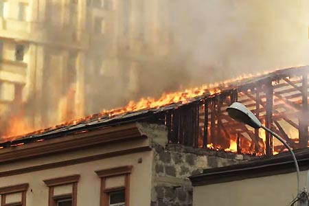 10 combat crews trying to put out a fire on a roof of a restaurant in  Yerevan