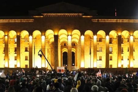 Спецназ освободил улицы от демонстрантов, акция протеста у Парламента продолжается