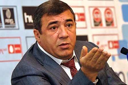 Сотрудники правоохранительных органов проводят обыск в доме экс-главы Федерации футбола Армении