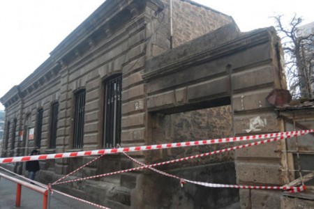 История вокруг обрушившегося здания <Маленьких певцов Армении> превращается в настоящий детектив