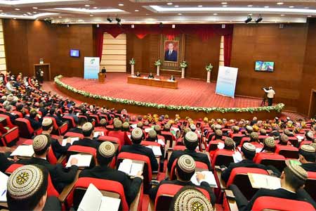 В Ашхабаде состоялся форум, приуроченный к Дню дипломатических работников страны
