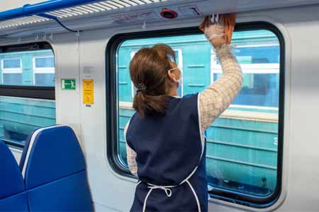 С 18 мая вводится обязательное требование ношения масок и перчаток пассажирами железнодорожного транспорта.