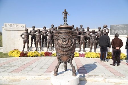В Ереване похитили скульптуры футболистов команды <Арарат-73>