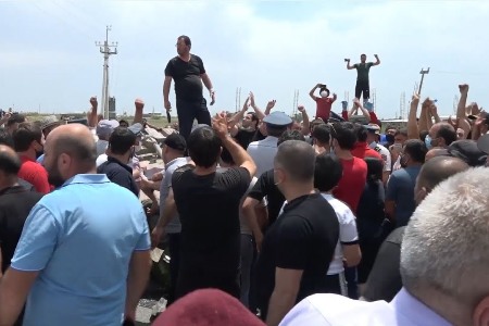 Disorder and an overturned car: details of a protest near the  Meimandar market are presented