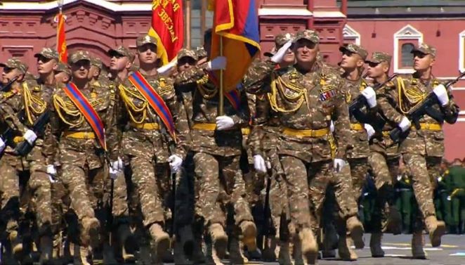 Премьер-министр Армении Никол Пашинян выложил видео с парада Победы в Москве с подписью "Гордимся вами". 