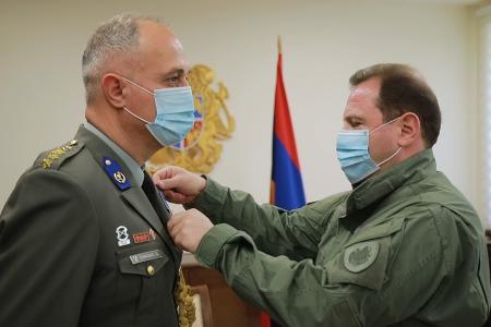 Глава Минобороны Армении наградил военного атташе посольства Греции медалью "За военное сотрудничество"