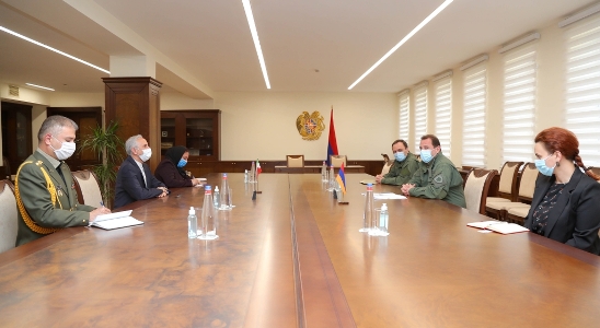 Министр обороны и посол Ирана в Армении обсудили перспективы сотрудничества