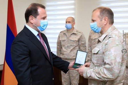Давит Тоноян наградил российских военнослужащих, содействующих предупреждению коронавируса в ВС Армении