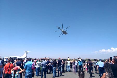 Российские летчики устроили грациозное шоу в небе над Ереваном в рамках форума "Армия-2020"