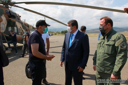 Никол Пашинян с Араиком Арутюняном посетил пограничные посты и в одной из воинских частей АО